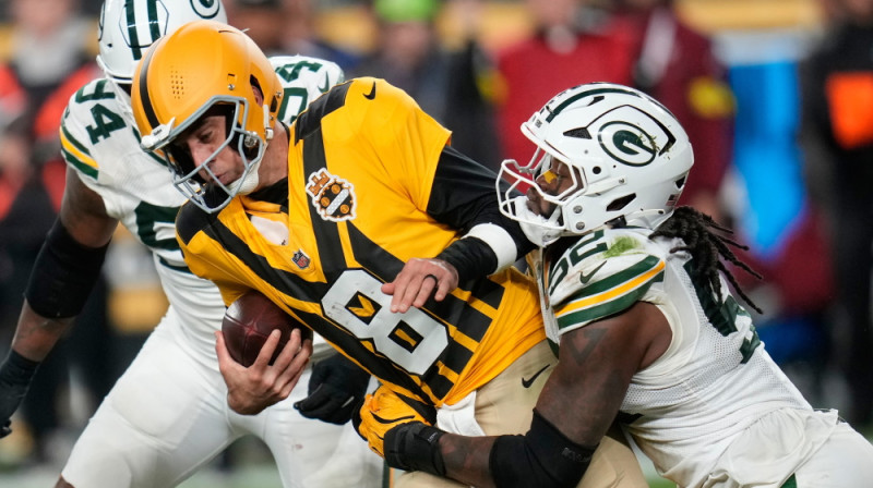 Ārons Rodžerss bijušā komandas biedra Rašona Gerija "apskāvienos". Foto: AP/Scanpix