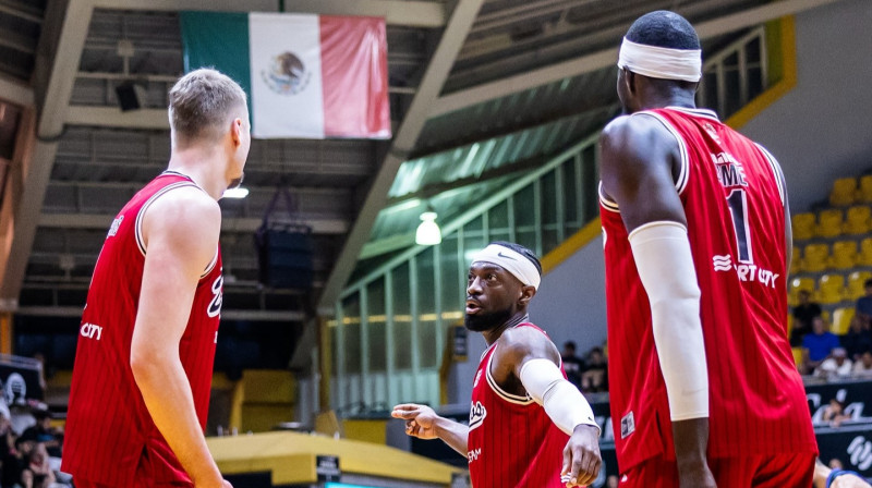 Krišs Helmanis ar komandas biedriem. Foto: Diablos Rojos Básquetbol