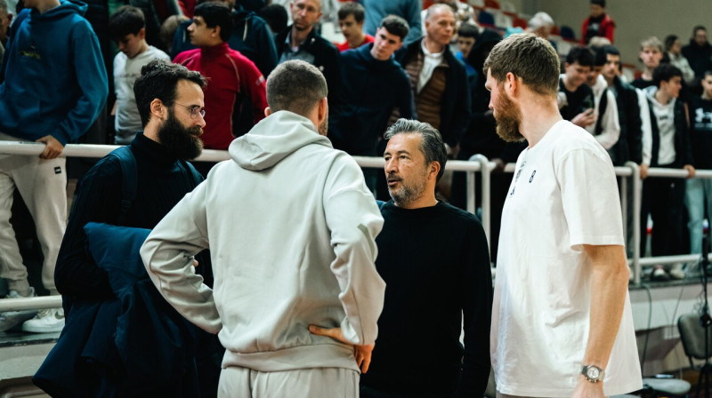 Dāvis Bertāns un Luka Banki pēc spēles Belgradā, kur jaunais Itālijas valstsvienības treneris aplūkoja Dubaijas uzbrucēja Avudu Abasa sniegumu. 
Foto: Dragana Stjepanović/ABA League