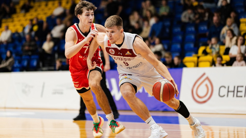 Amands Urķis uzbrukumā pret Helmutu Petroviču. Foto: Dāvis Lejasmeiers