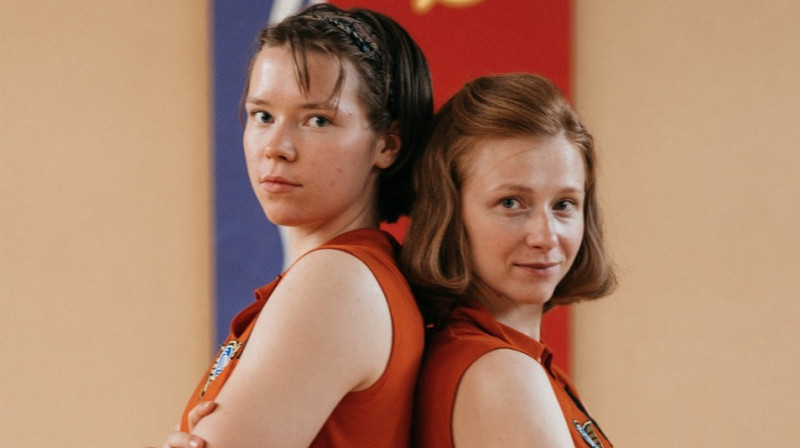 Evelīna Otto un Agnese Budovska filmā atveido Skaidrīti Smildziņu un Dzidru Karamiševu. Publicitātes foto