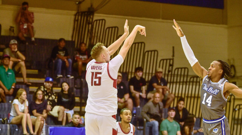 Rihards Vāvers uzbrukumā spēlē pret Setonholas Universitātes "Pirates". Foto: Washington State University Athletics
