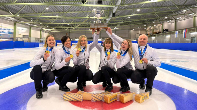 No kreisās: Betija Gulbe, Daina Barone, Katrīna Gaidule, Evelīna Barone, Rēzija Ieviņa, treneris Roberts Krusts. Foto: LKA arhīvs