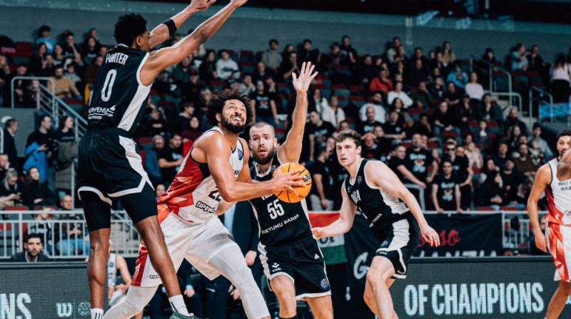 Zahirs Porters un Iļja Sidorovs aizsardzībā. Foto: FIBA