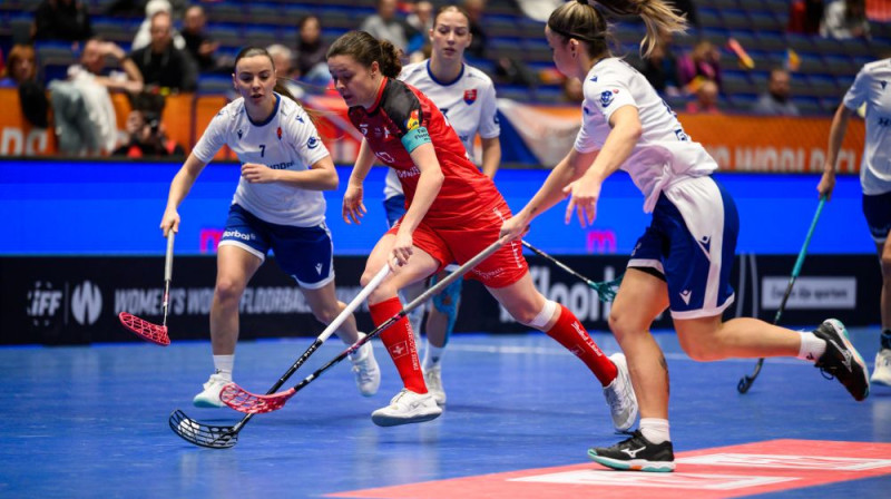 Šveices izlases kapteine Izabela Geriga (centrā) mačā izcēlās ar trim vārtu guvumiem un trim rezultatīvām piespēlēm, foto: Vaclav Mikulik, IFF