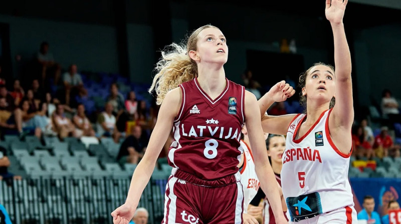 Estere Krūmiņa spēlē pret Spāniju. Foto: FIBA