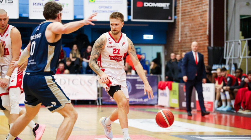 Aigars Šķēle ar bumbu. Foto: Martyna Sznytko/Czarni Słupsk