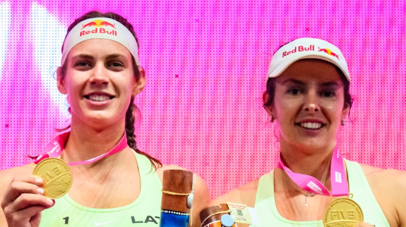 Tīna Graudiņa un Anastasija Samoilova. Foto: volleyballworld.com