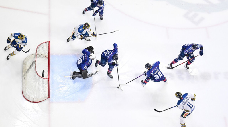 Mirklis Anžē un Herningas komandu cīņā IIHF Kontinentālā kausa finālturnīrā Notingemā. Foto: Nottingham Panthers