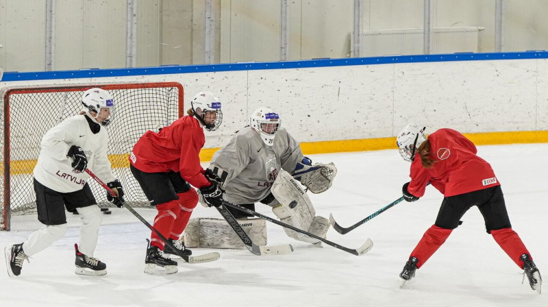 Latvijas U18 valstsvienības hokejistes treniņā Rīgā. Foto: Guntis Lazdāns/LHF