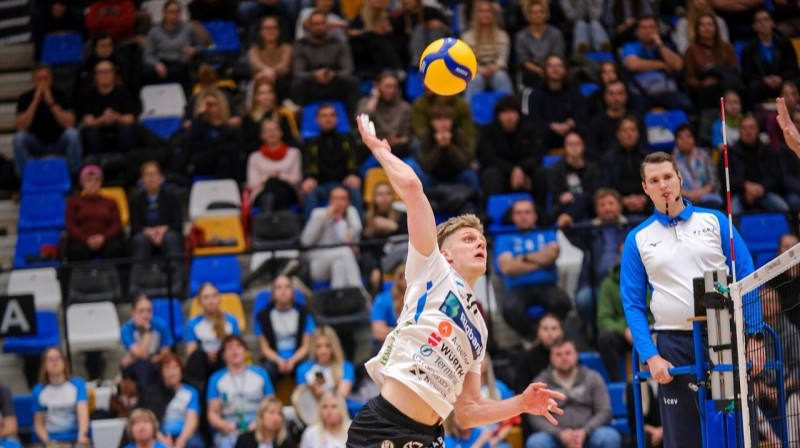 Tartu "Bigbank" volejbolists Stefans Kaibalds uzbrukumā. Foto: Diana Jesin