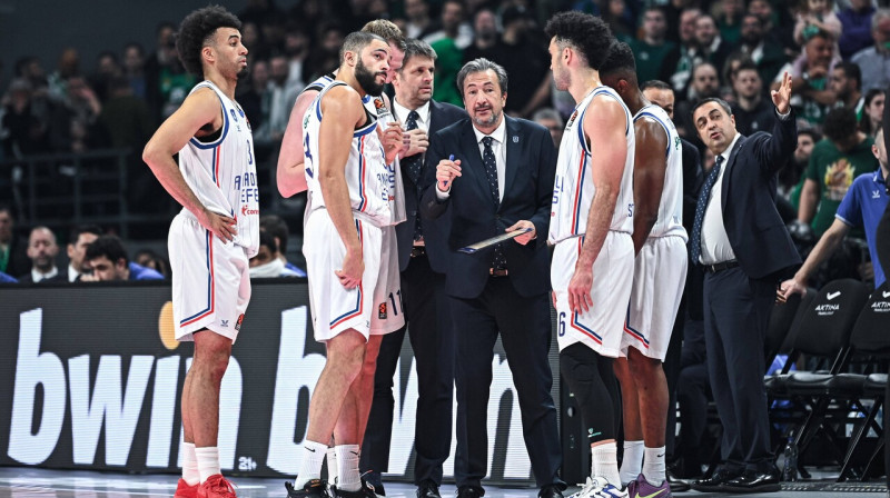 Džordans Nvora (pirmais no kreisās) un Luka Banki Stambulas "Anadolu Efes" rindās. Foto: IPA/SIPA/Scanpix