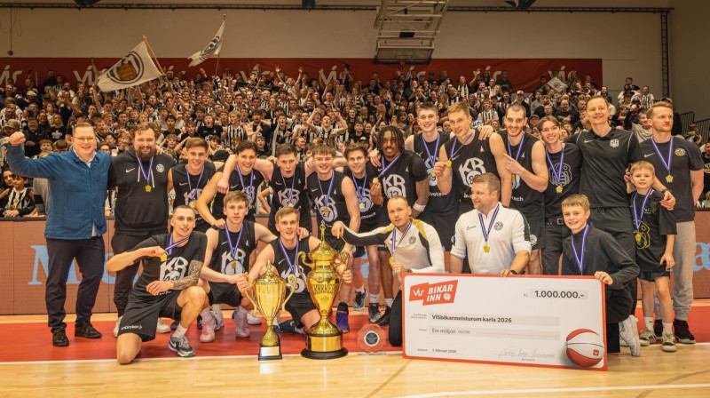 2026. gada 7. februāris: Reikjavīkas KR basketbola komanda, tostarp latvieši Toms Leimanis, Rinalds Mālmanis un Linards Jaunzems, ar izcīnīto Islandes kausu. 
Foto: Jón Gautur Hannesson