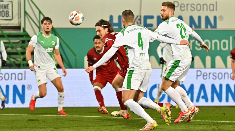 Roberts Uldriķis cīņā pret Firtas "Greuther". Foto: Melanie Zink/Sportfoto Zink/Scanpix