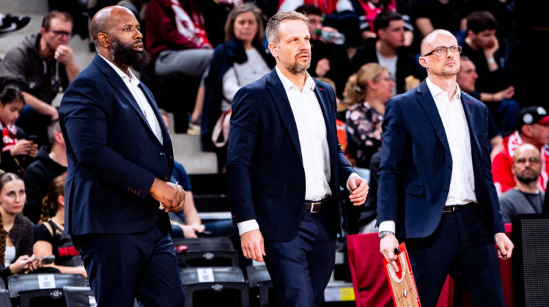 Jānis Gailītis (vidū).