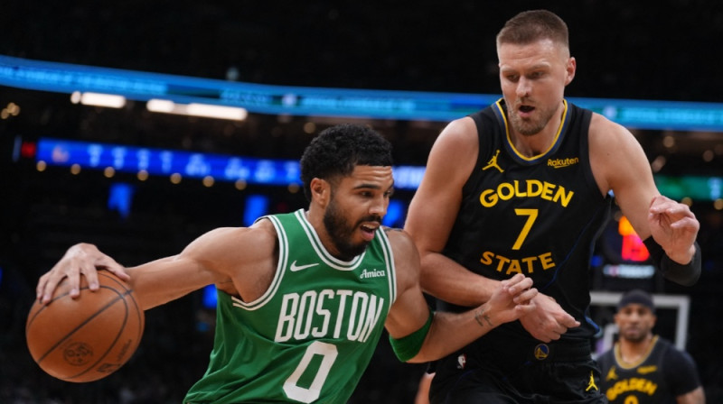 Džeisons Teitums un Kristaps Porziņģis. Foto: IMAGN IMAGES via Reuters Connect/Scanpix