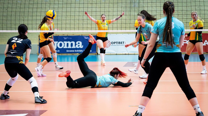 Mārupes volejbolistes gūst punktu cīņā pret Daugavpils komandu. Foto: Margarita Vigule/Gorod.lv