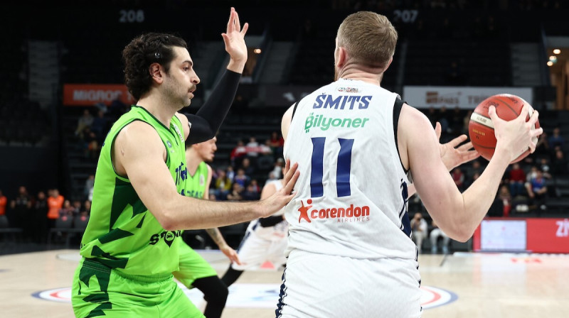 Rolands Šmits ar bumbu. Foto: Anadolu Efes SK