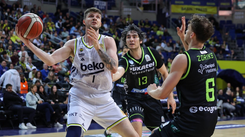 Kristers Zoriks Stambulā aizsardzībā pret Metedžanu Birsenu. Foto: Fenerbahçe Beko