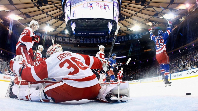Detroitas "Red Wings" vārtsargs Džons Gibsons ielaiž vārtus spēlē pret Ņujorkas "Rangers". Foto: BRUCE BENNETT / GETTY IMAGES NORTH AMERICA / Getty Images via AFP/Scanpix