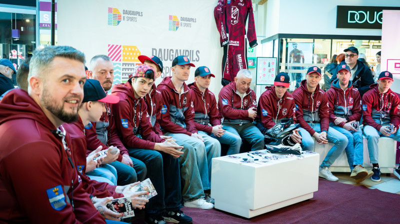 Daugavpils spīdveja komanda "Lokomotīve" tās prezenācijā pirms sezonas "Ditton" namā.