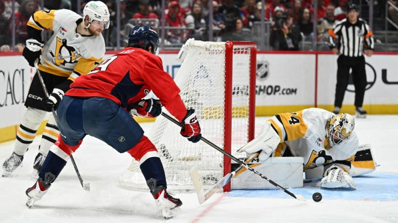 Vašingtonas "Capitals" uzbrucējs Raians Leonards mēģina gūt vārtus spēlē pret Pitsburgas "Penguins". Foto: Jamie Sabau / GETTY IMAGES NORTH AMERICA / Getty Images via AFP/Scanpix