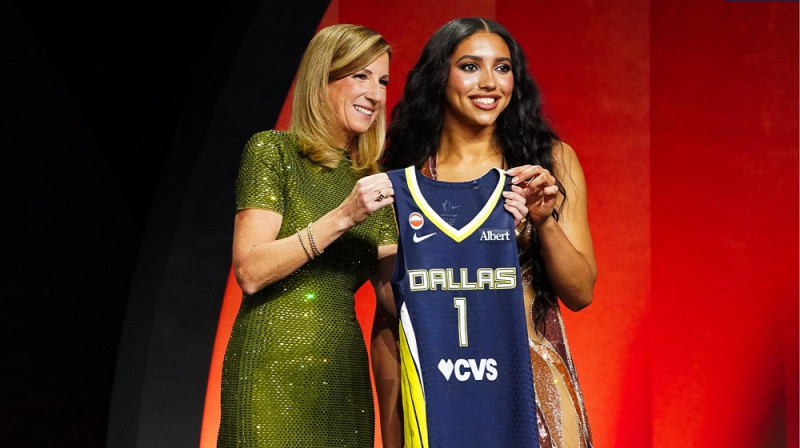 WNBA komisāre Ketija Engelberta un Ezi Fada. Foto: Dallas Wings