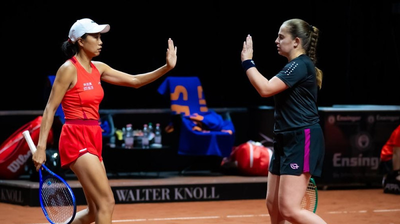 Šuai Džana un Aļona Ostapenko. Foto: Jimmie48 / WTA