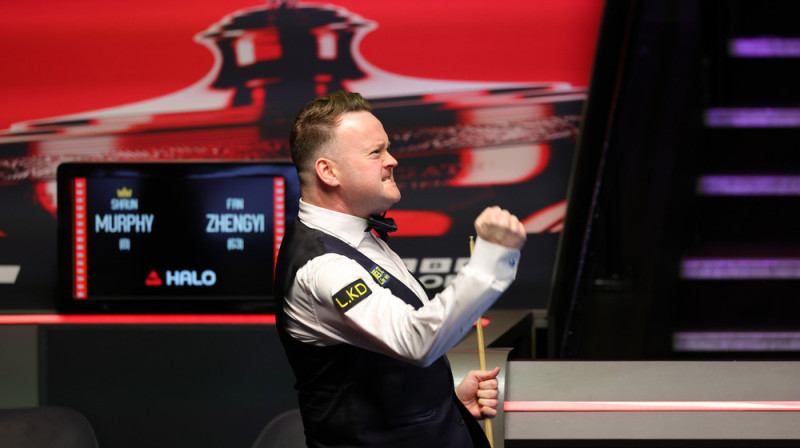 Šons Mērfijs pēc uzvaras izšķirošajā freimā pasaules čempionāta pirmajā kārtā pret Čženji Faņu. Foto: Zhai Zheng/Xinhua via ZUMA Press/Scanpix