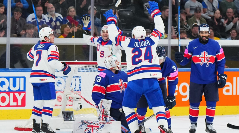 Amerikāņi pēc vārtu guvuma cīņā pret Lielbritānijas hokejistiem. Foto: André Ringuette/IIHF