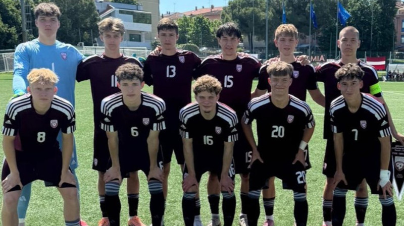 Latvijas U19 futbolisti pirms spēles Sanmarīno. Foto: LFF