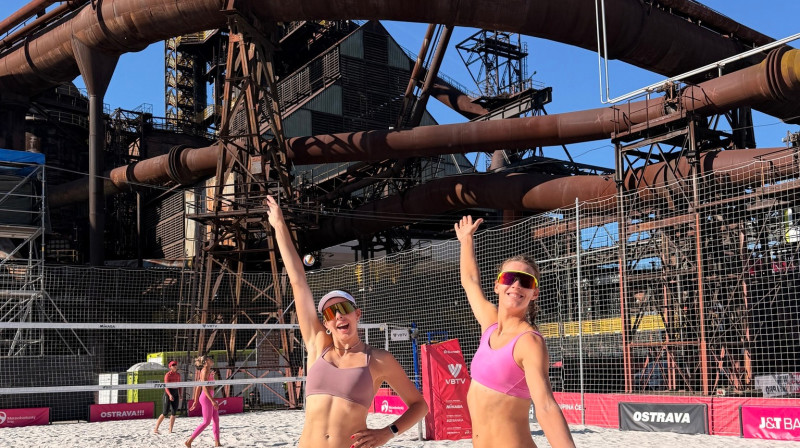 Anastasija Samoilova un Tīna Graudiņa ieradušās Ostravas smilšu laukumā. Foto: facebook.com/graudina.samoilova
