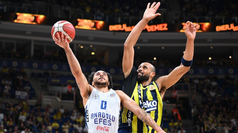 Šeins Larkins uzbrukumā pret Stambulas "Fenerbahçe". Foto: Anadolu Efes SK