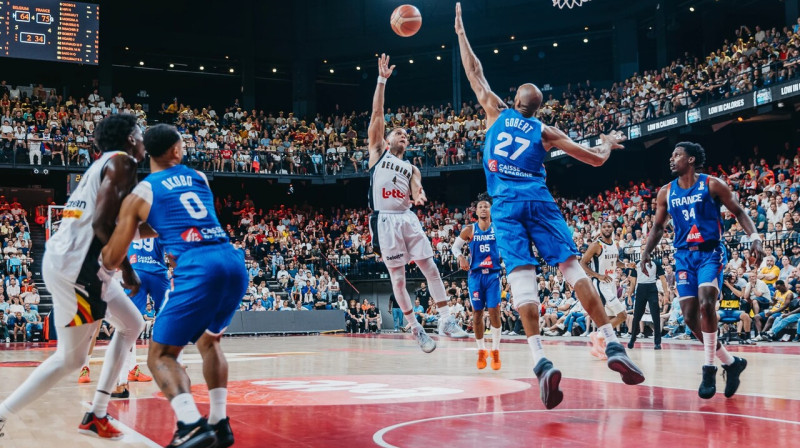 Beļģis Emanuels Lekomts cīņā pret Francijas valstsvienību Antverpenē. Foto: FIBA