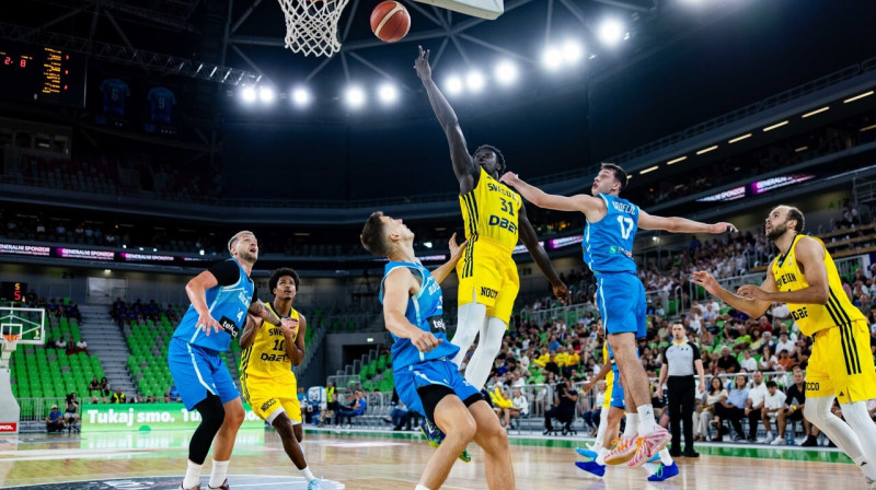 Barra Ndžī uzbrukumā Zviedrijas valstsvienības cīņā pret Slovēniju Ļubļanā. Foto: FIBA