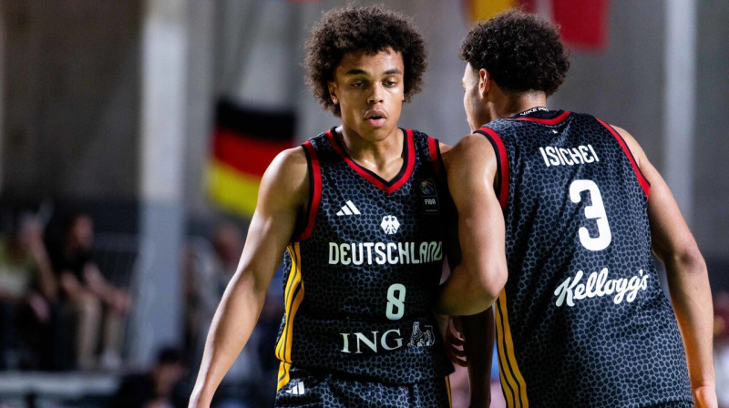Vācijas U20 valstsvienības basketbolisti Musa Abra (Nr. 8) un Noa Izičejs (Nr. 3). Foto: FIBA