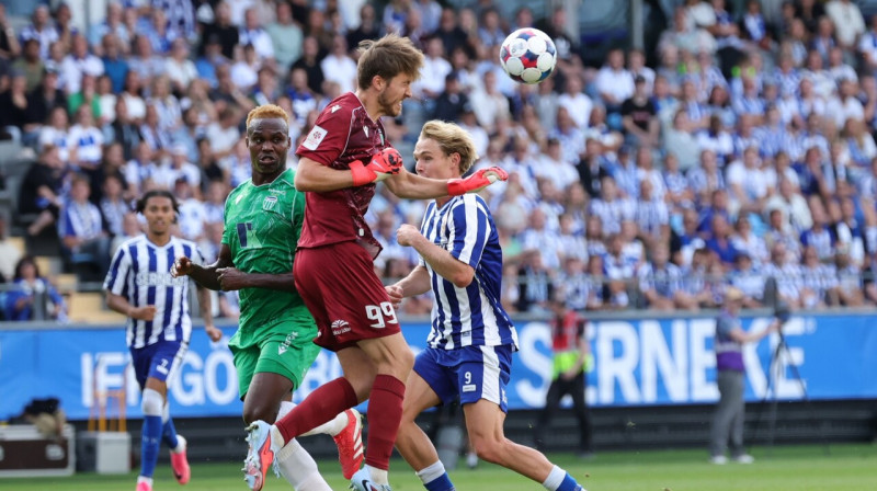 Tallinas "Levadia" vārtsargs Karls Valners darbībā cīņā Gēteborgā. Foto: Adam Ihse/EPA/Scanpix