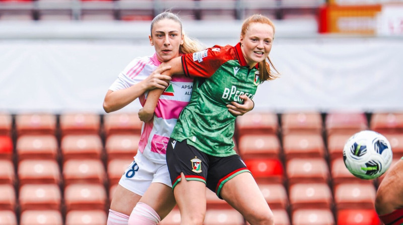 "Riga" azerbaidžāniete Milana Rahimova cīņā par bumbu. Foto: Riga FC Women