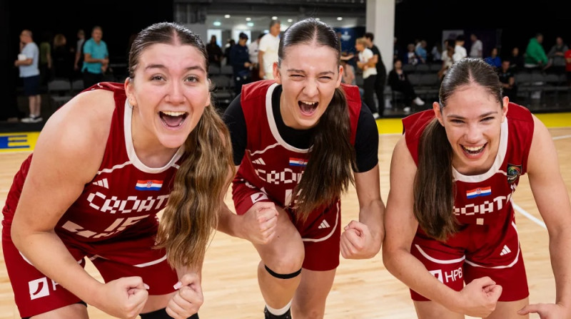 Olīvija Vukoša ar komandas biedrēm. Foto: FIBA