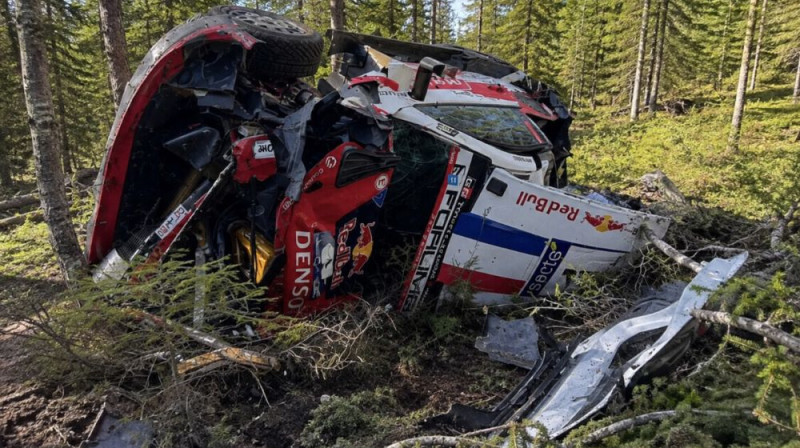 Sebastjēna Ožjē auto pēc avārijas Somijas rallijā. Foto: entrevue.fr