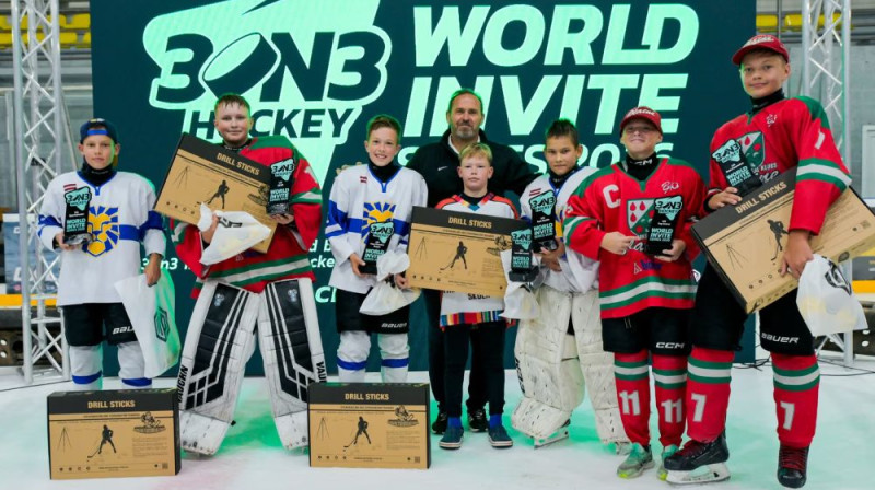 U13 grupas labākos spēlētājus apbalvo Artūrs Irbe, foto: Gustavs Ruģelis, 3on3 hockey