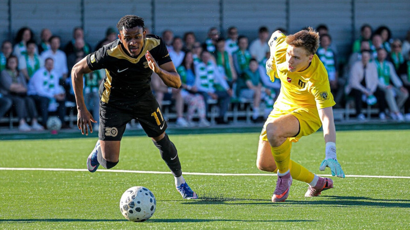Gleilsons Lopešs ("Valmiera") un "Metta" vārtsargs Krists Pļaviņš. Foto: Jānis Līgats/Valmiera FC
