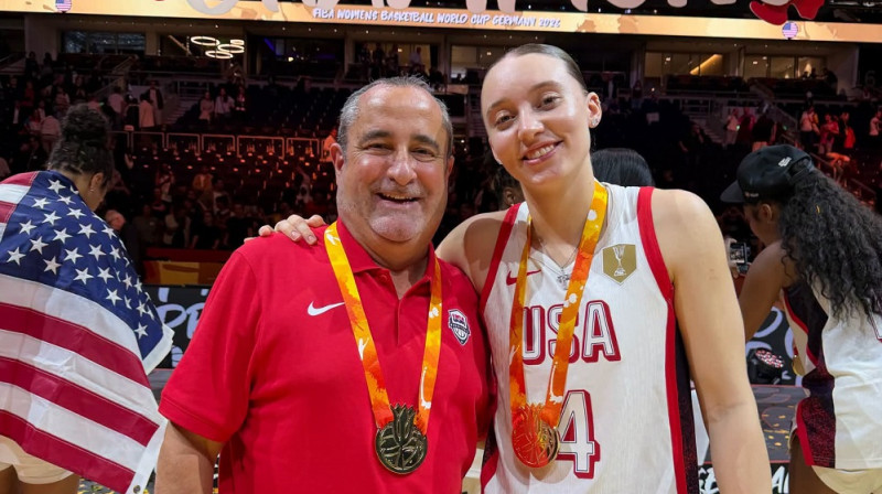 Pasaules čempioni Hosē Fernandess un Peidža Bekersa 2026. gada 13. septembrī. Foto: FIBA