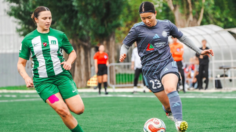 "Riga" japāņu futboliste Vakana Mitani ar bumbu. Foto: Riga FC Women
