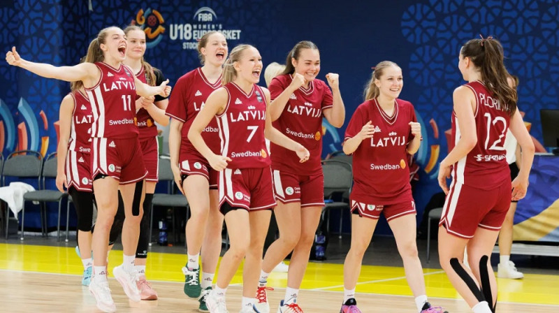 #11 Zane Dzenīte, #7 Santa Ozola. Foto: FIBA Europe