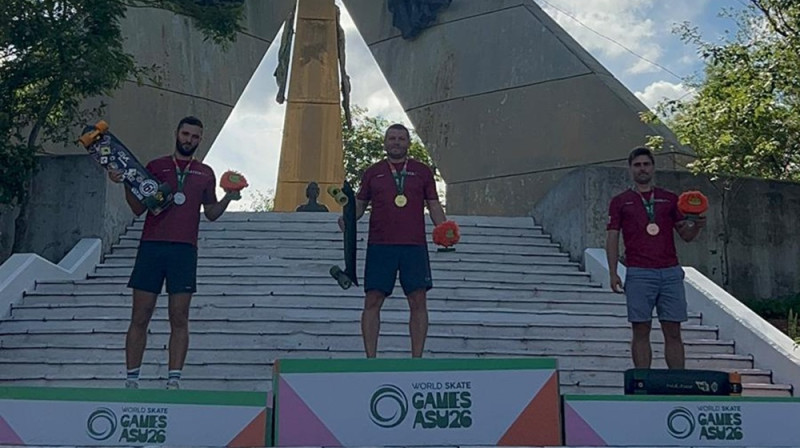 Trīs 2026.gada pasaules labākie skeitbordisti no Latvijas. (No kreisās) G.Gailītis, J.Kuzmins, T.Dreiblats. Publicitātes foto.