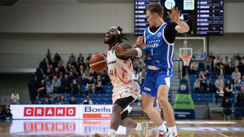Divains Mailss ("Bashkimi") pret Džeikobu Falko ("Kalev"). Foto: FIBA