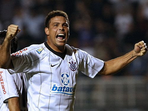 Ronaldo kārtējie vārti palīdz ''Corinthians'' uzvarēt viesos