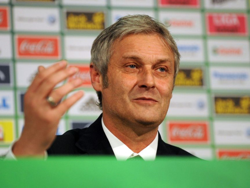 "Wolfsburg" atlaiž treneri Fē