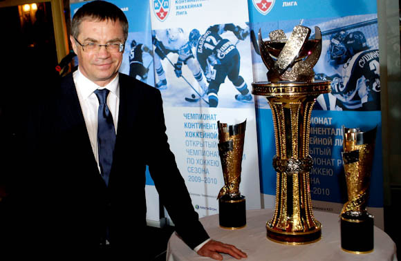 KHL vadība prezentē trīs jaunas trofejas